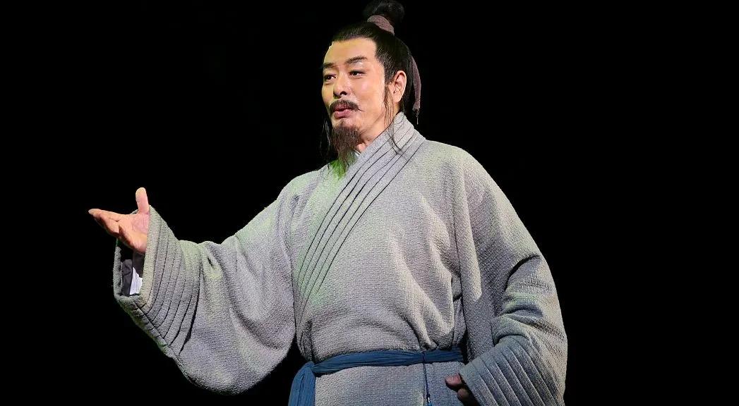 公元前473年的姑苏台上，越王勾践灭吴的庆功宴正酣。文武百官弹冠相庆，唯独一人不