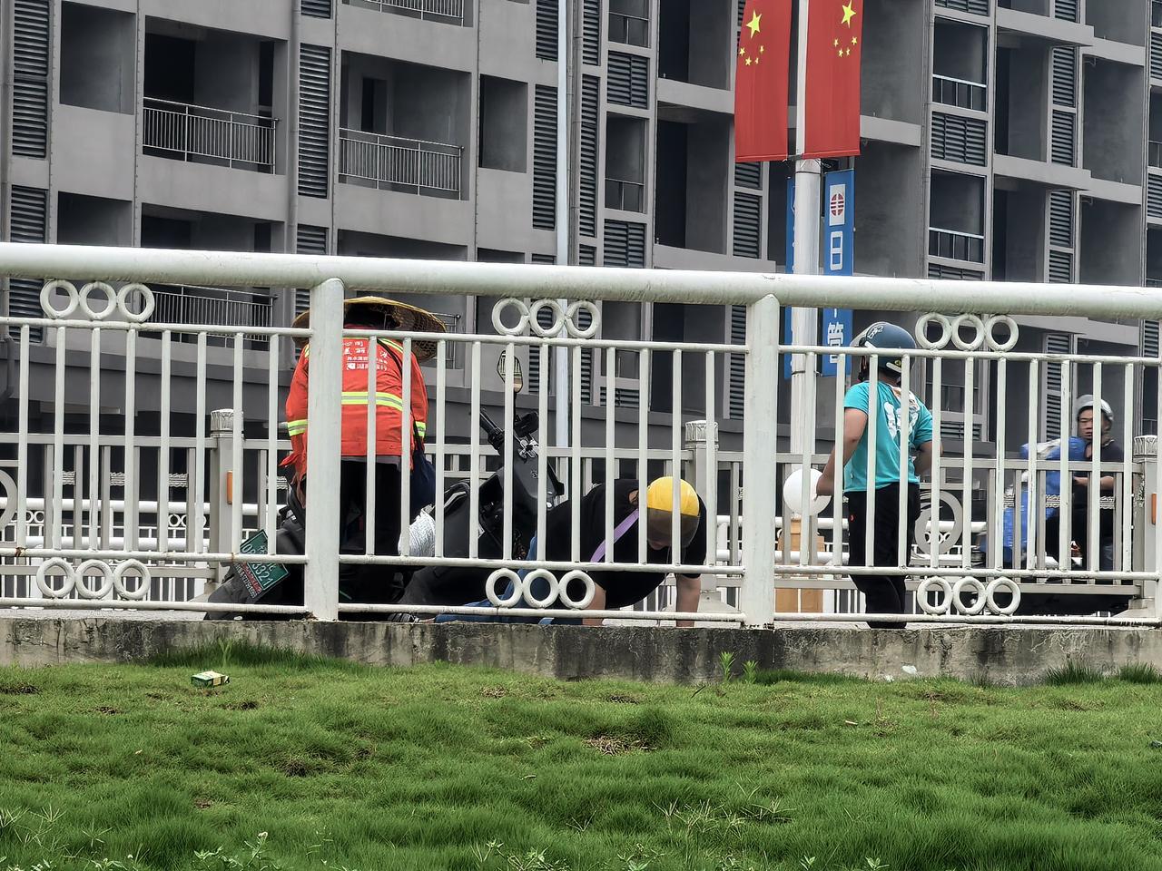 为这名环卫工点赞👍5月16日16点20分，一男子骑车带一名小孩从怀