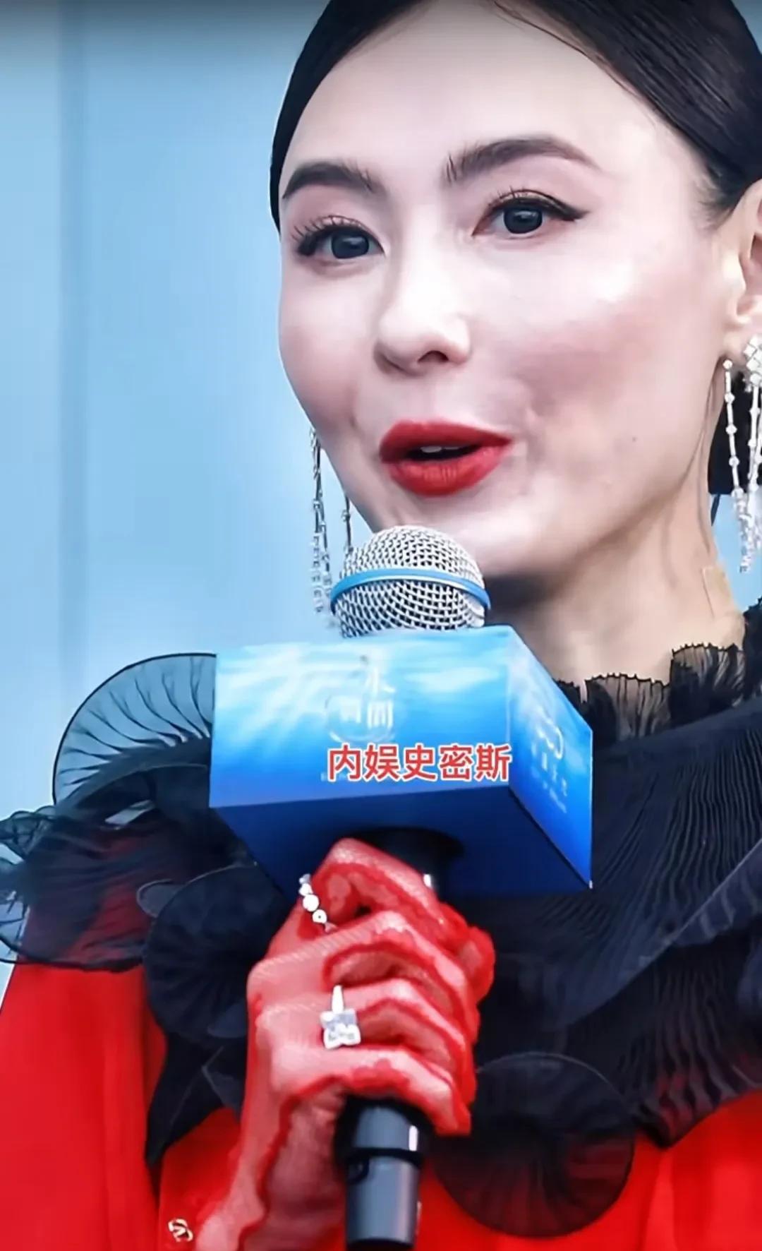 看看45岁的张柏芝怼脸图啊！她这是医美了吗？乍一看还以为是张曼玉！张柏芝澳门