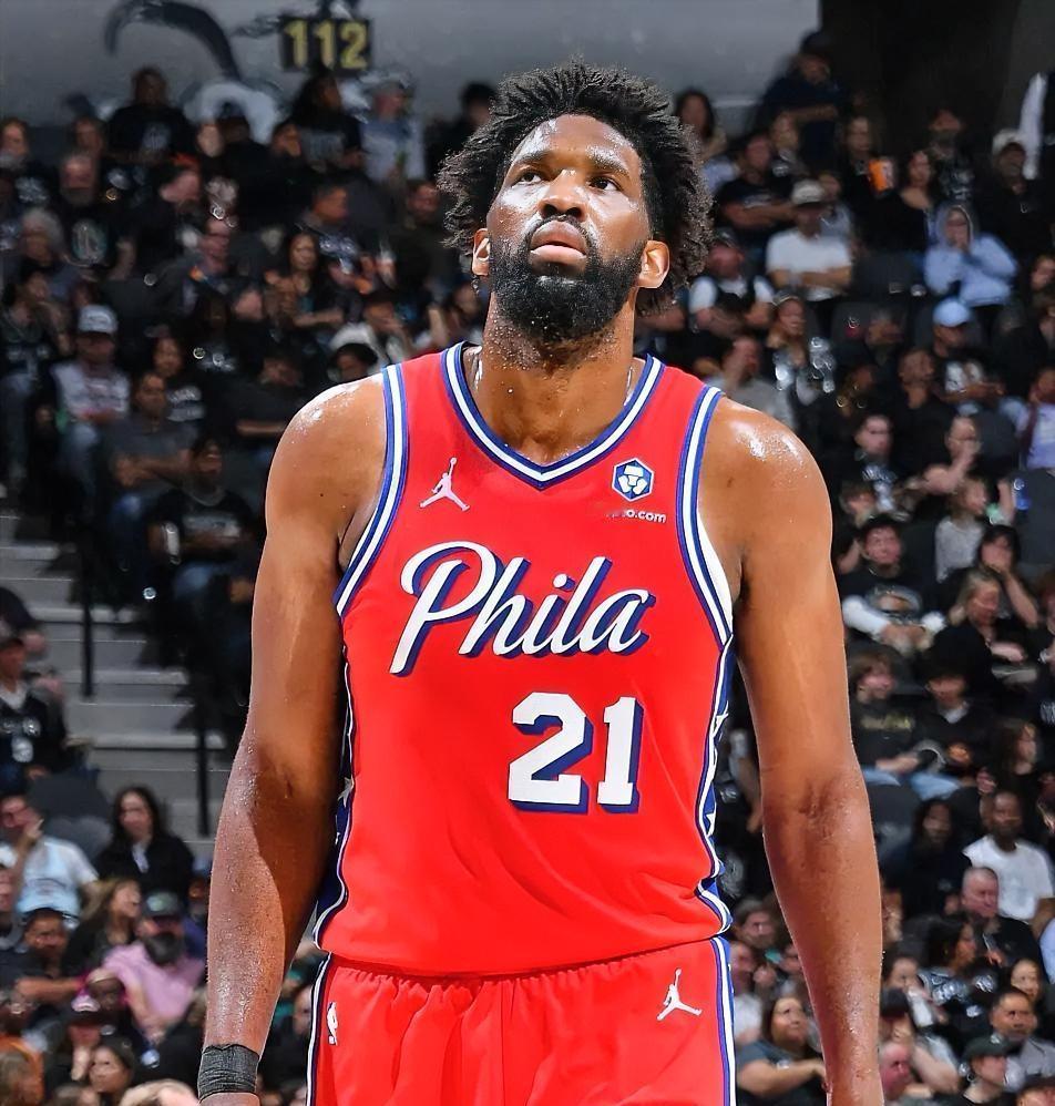 76人肯定后悔让恩比德复出了！在今天76人主场挑战凯尔特人的首轮比赛中，全场战罢