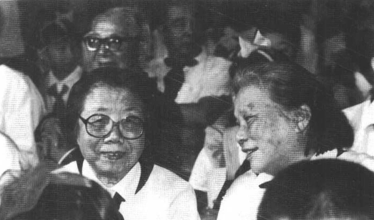 1982年，康克清与邓颖超（左）在少儿活动中心参加活动的老照片#新锐创作者成长计