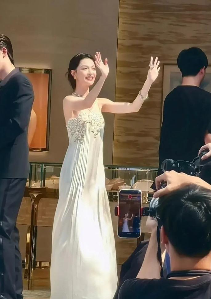 不怪那么多人想娶她回家做老婆，现实中简直就是美若天仙啊。[玫瑰][玫瑰][玫瑰]
