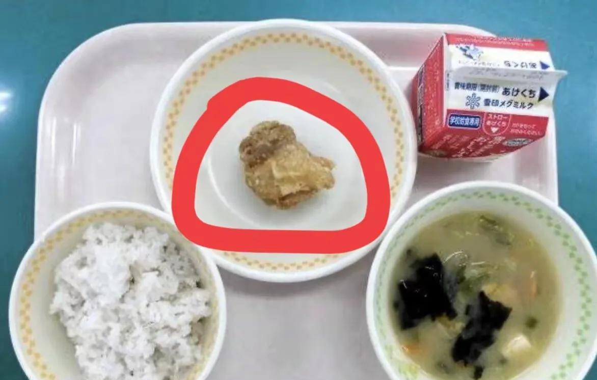 日本博主在社交媒体上发布的两张照片一张是日本学生的午餐，另一张是日本议员吃的午