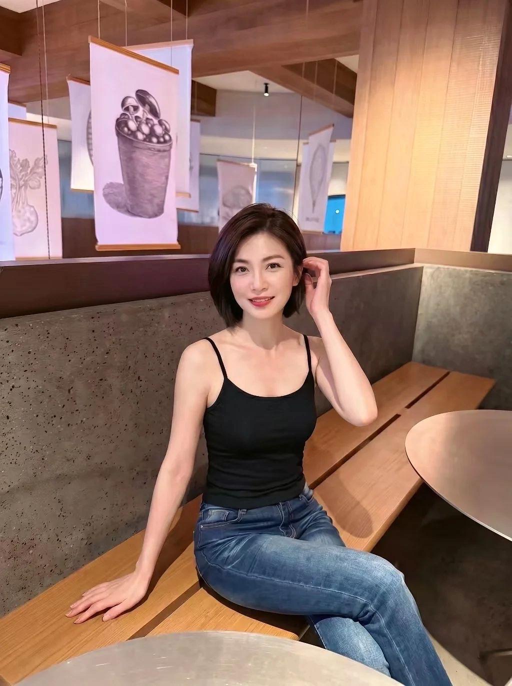 偷一段温柔下午茶时光♪♪。偷得浮生半日闲~ 黑色吊带衬得自在松弛 治愈...