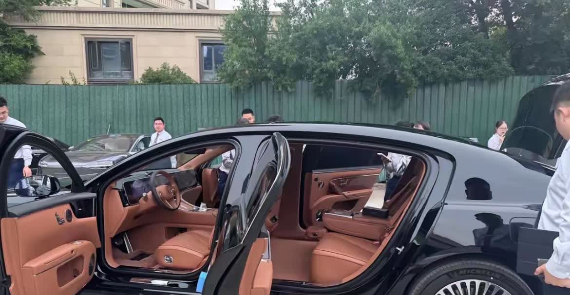 尊界S800的后排空间也太大了尊界S800全国各地的路试车疯狂进行，估计就是
