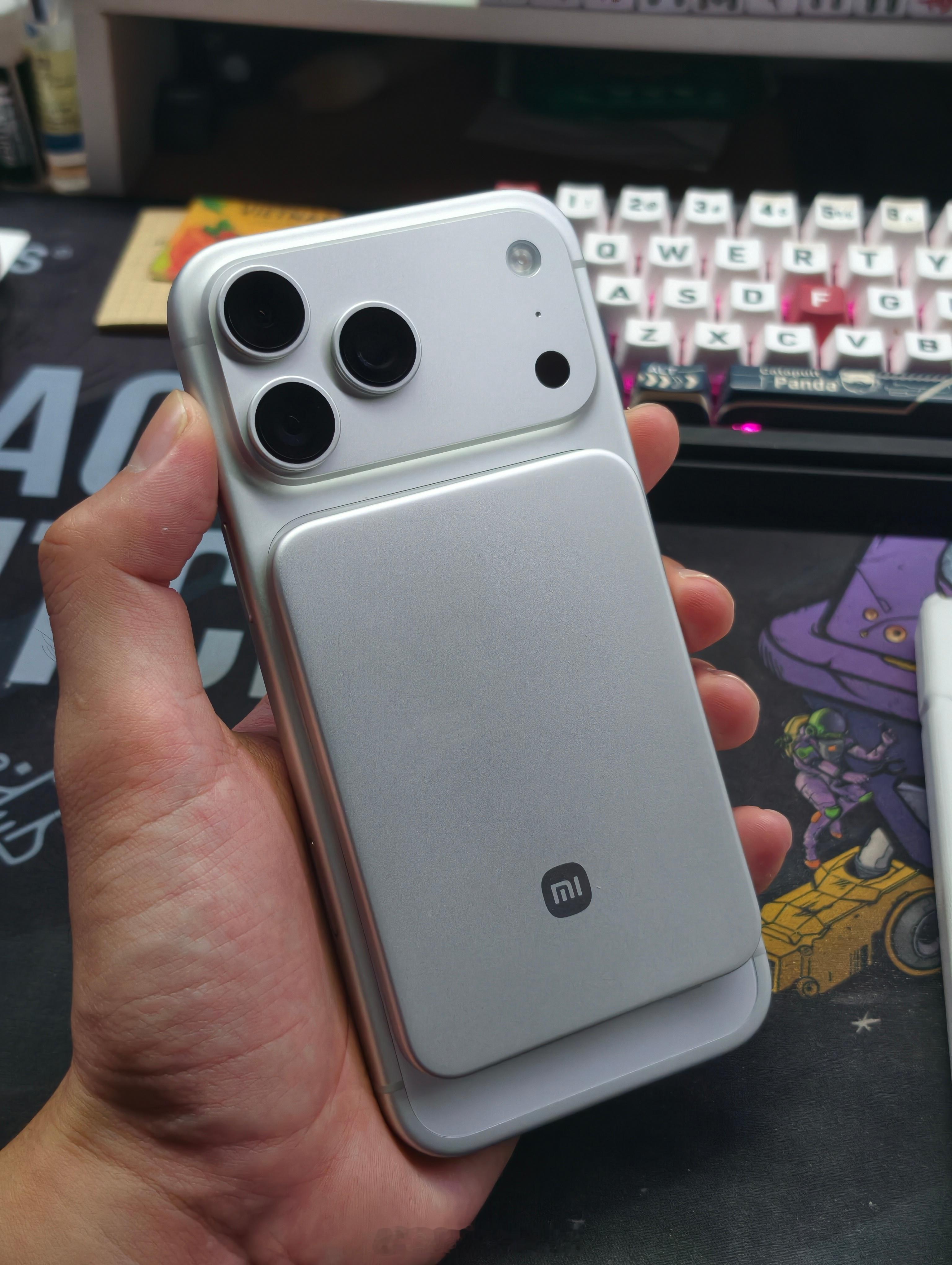 woc！真的牛[跪了]小米这个做配件真的没对手了好吧这个新出的磁吸充电宝真的好薄