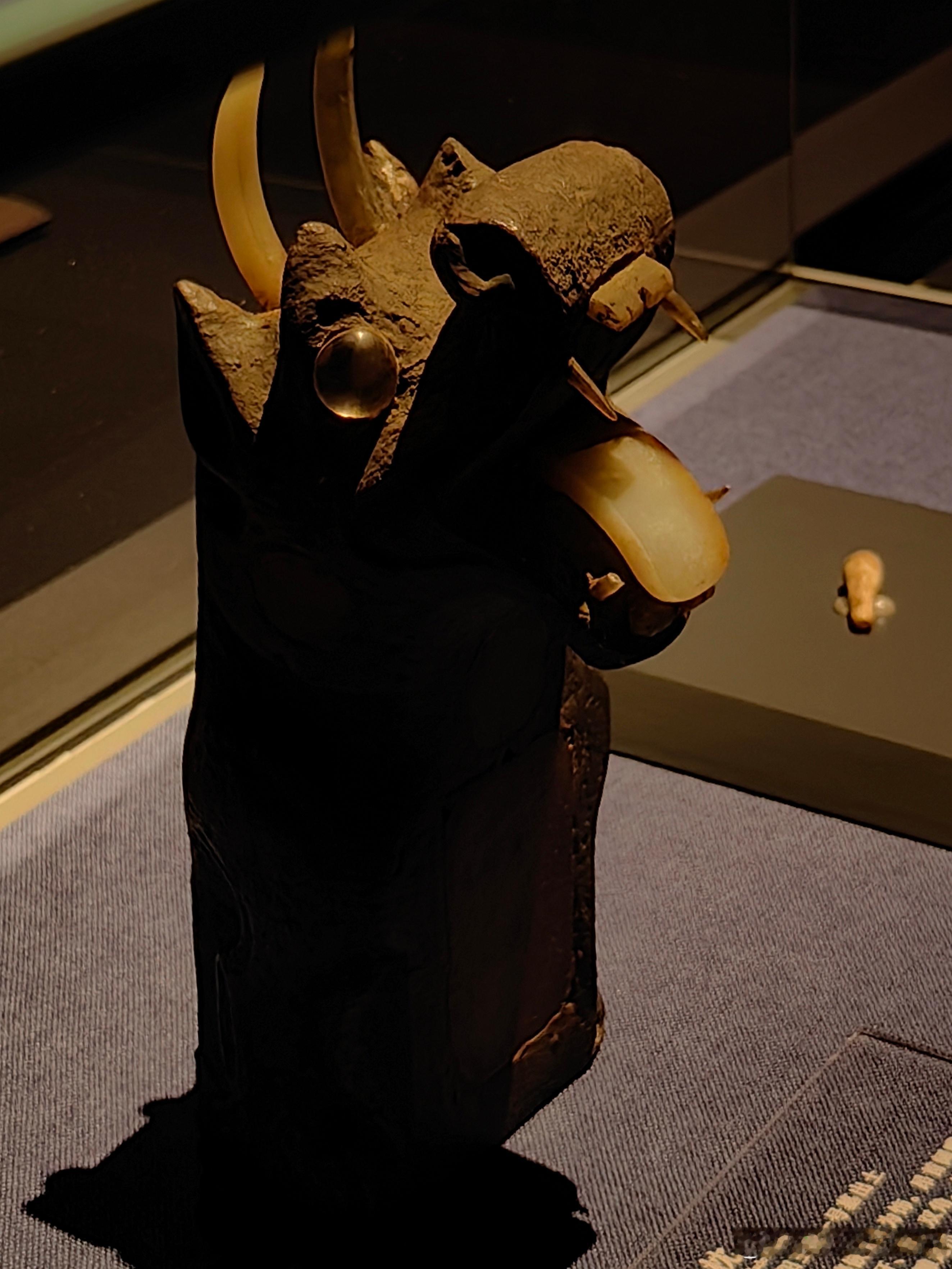 龙首玉枕西汉（公元前220-8年）大葆台遗址博物馆藏龙首鎏金，镶嵌玉片为饰。昂
