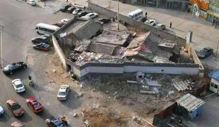 给3套房不要，张口就要1000万？8车道当场绕弯，留他一家在路中间生生闻了8