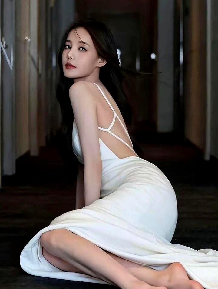 女演员一过30，晒个生活照就被嘲身材走样。可笑的是，七年前李一桐演黄蓉，眼神