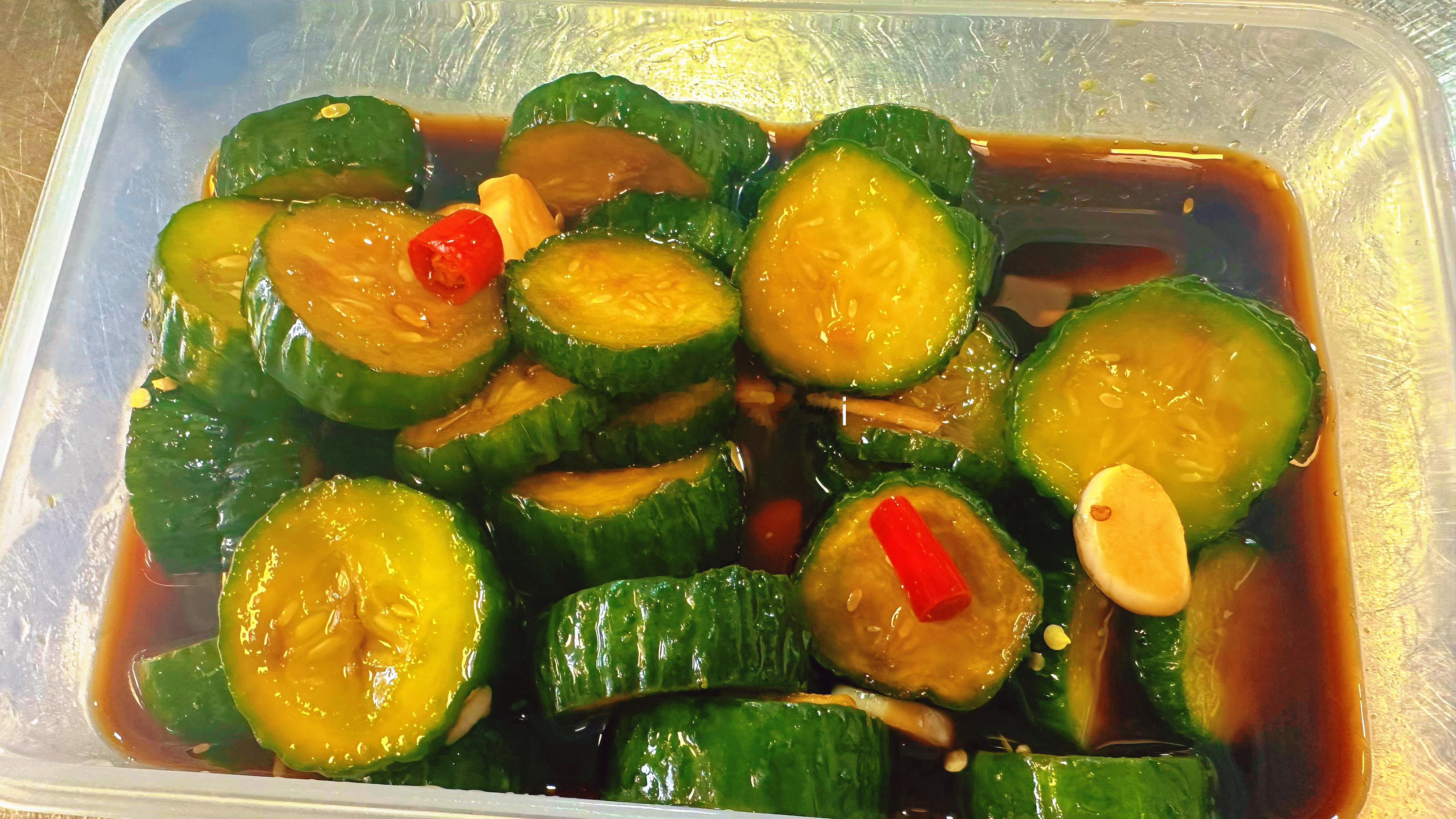 岑先生宵夜简单一点：豆腐三鲜汤➕梅酱黄瓜。吃完早点休息，晚安啦。