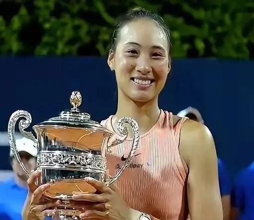 代言狂揽2100万美元，转头却去打大满贯资格赛？有人骂她光顾赚钱把球打废了，事实真是这样吗？纽约法拉
