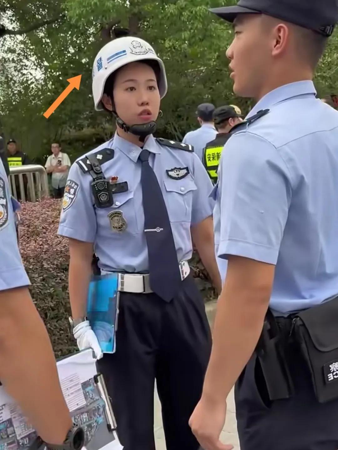 一女督查巡查警察。
