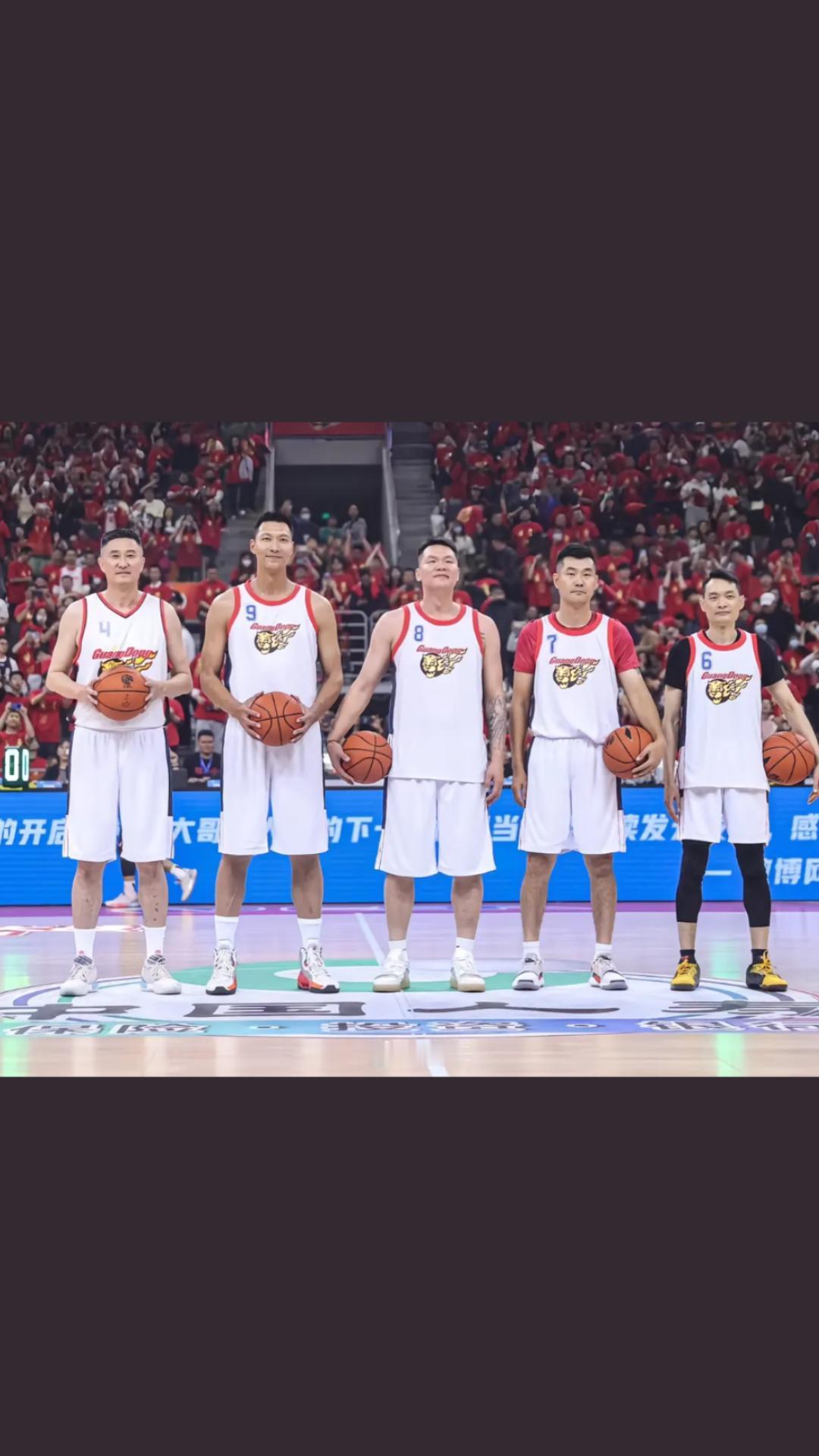 【广东宏远黄金一代如今已人到中年，他们曾为广东男篮和国家队立下汗功劳。】杜峰:4