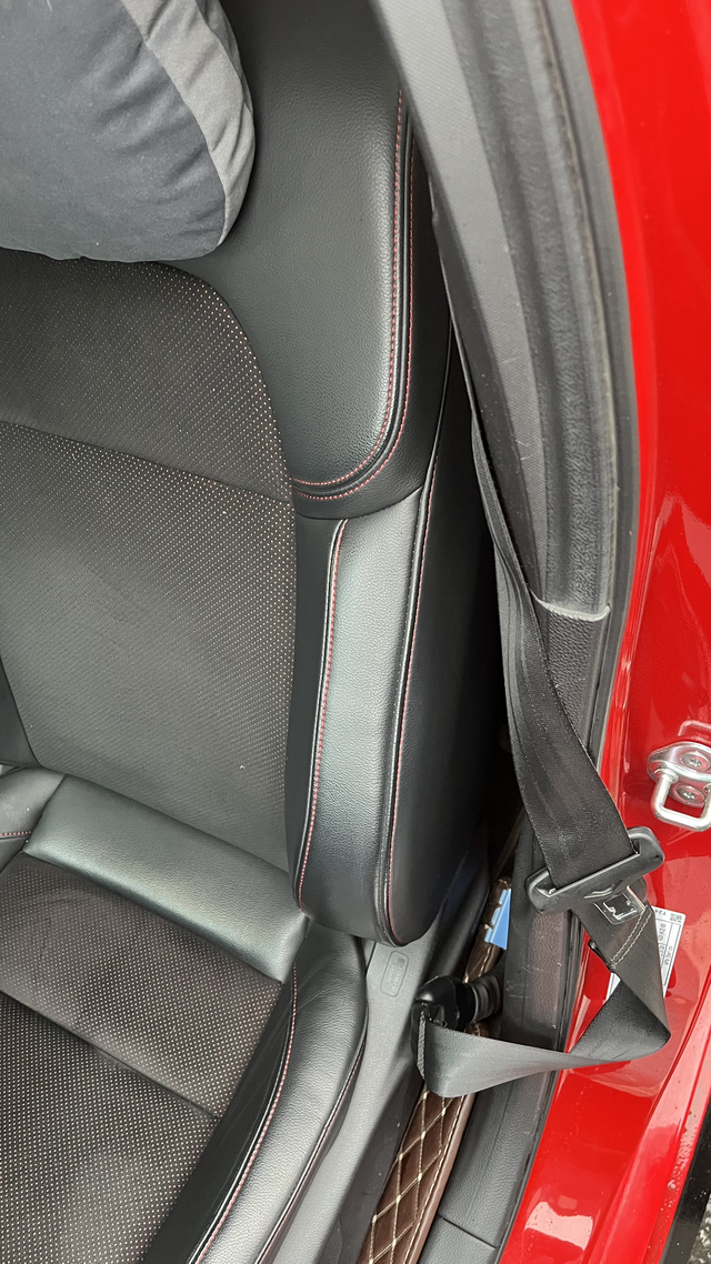 说说思域那些事本田的设计师真是厉害，这安全带不会自动收不回的。偷工减料的厉害