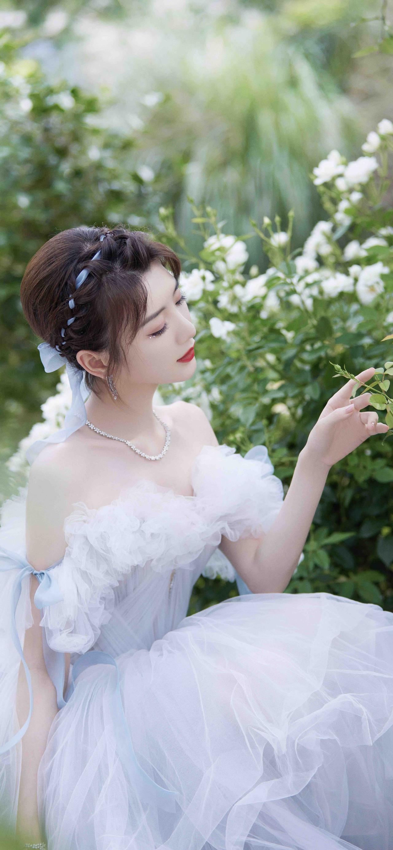 美女壁纸-第5826期-毛晓彤