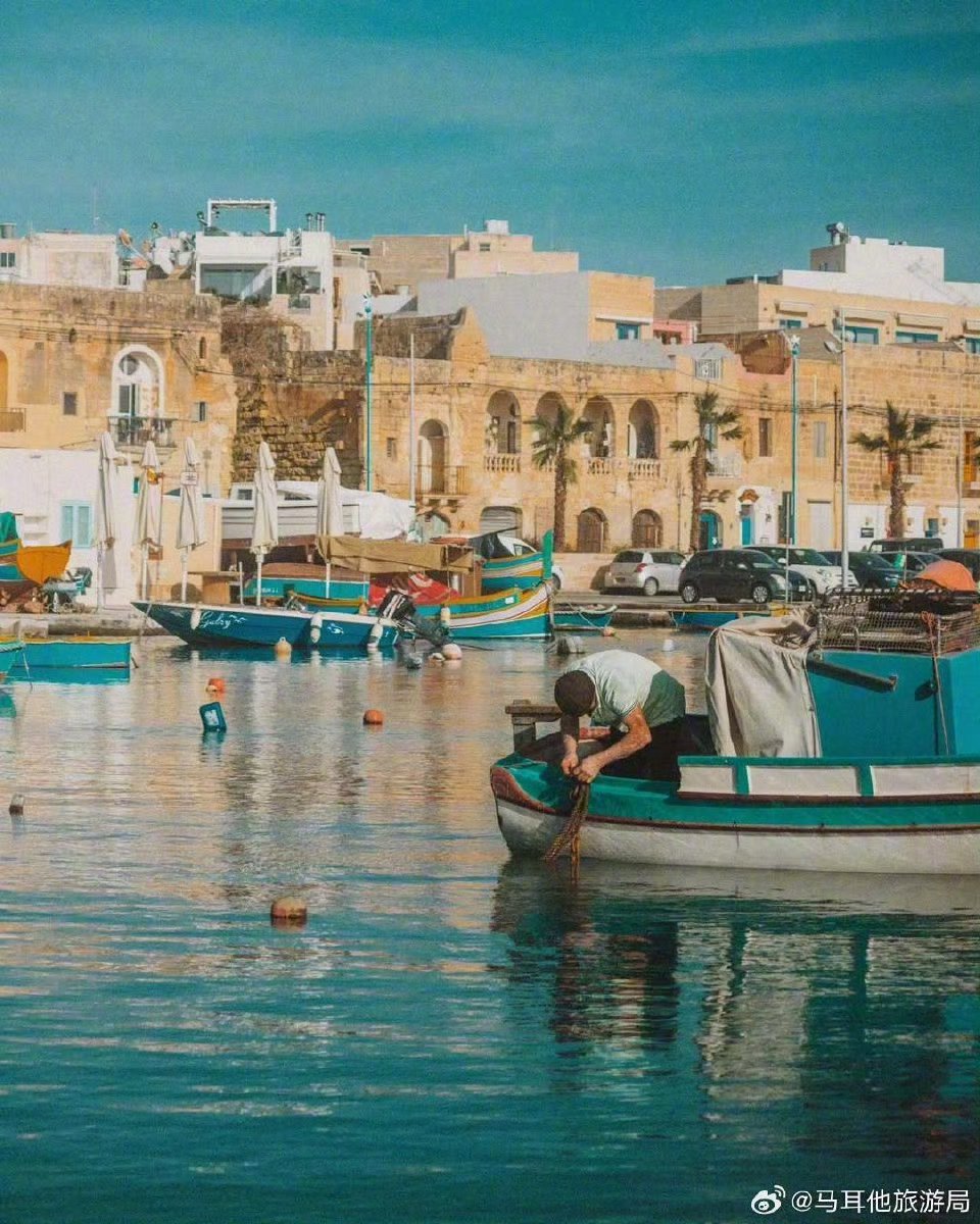 【这里是马耳他】在马耳他的海岸线上，五彩斑斓的橹祖船是一道独特的风景。这些传统的