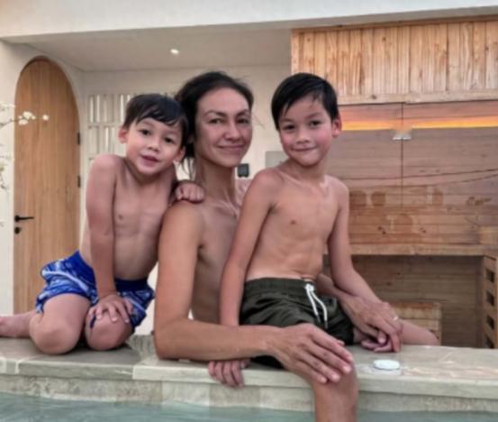 知名女星赤裸上身，和俩儿子合照，身材火辣，出圈，网友：毫无边界感。这几天，一组家