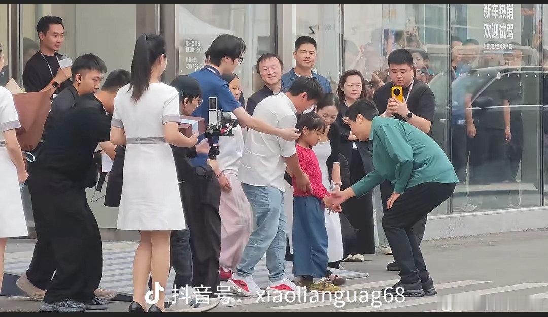 雷军这次交车没有选择直播，但他和小朋友握手依旧如此，你说我伪善，那我伪善一辈子，你能说什么？#雷军回