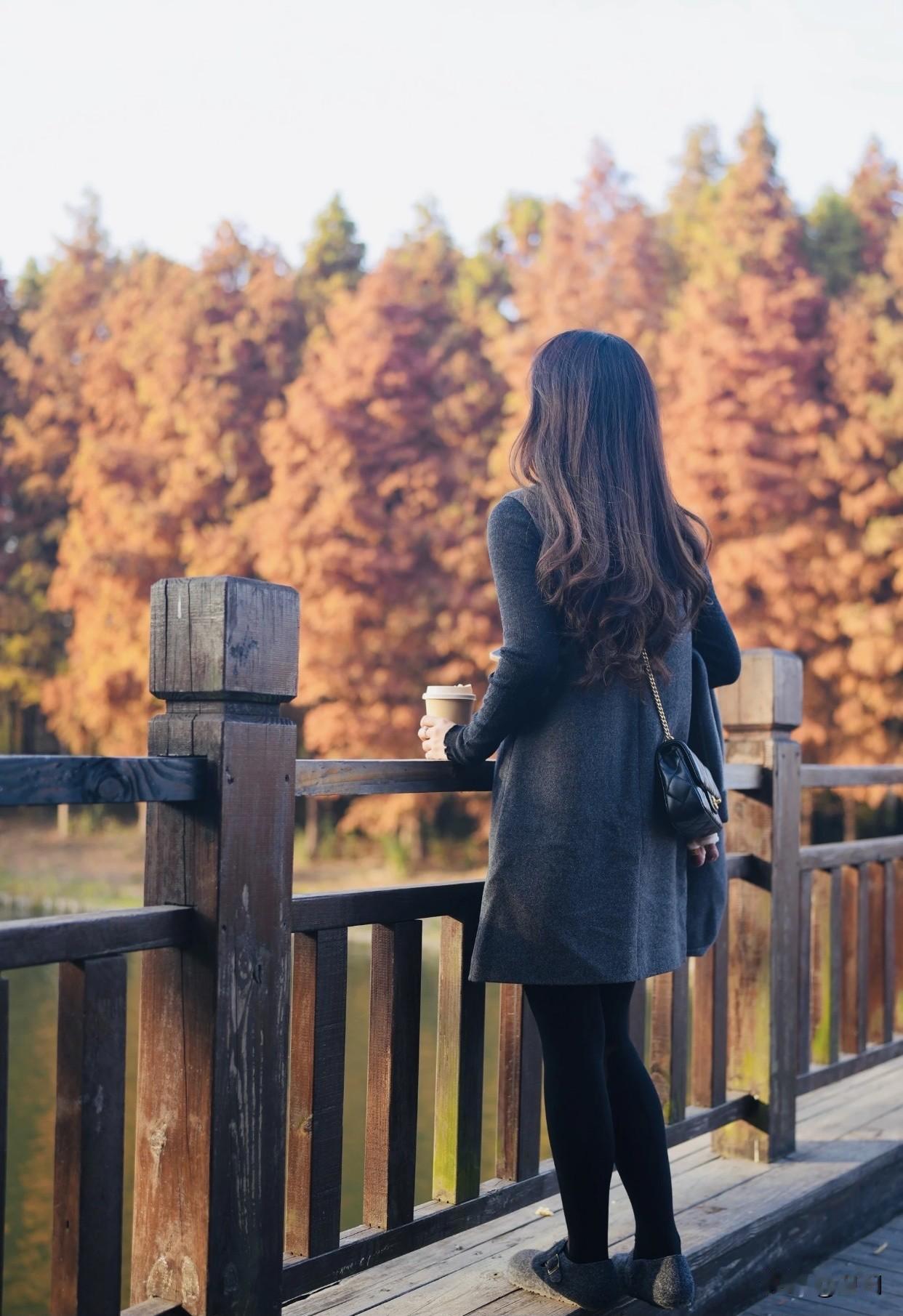 一张照片分享秋色秋景秋色，美女背影！
