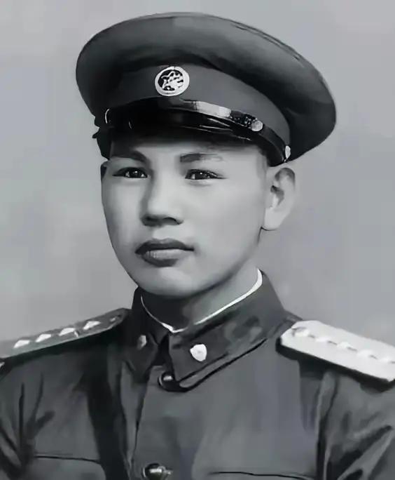 1945年，八路军在公路上伏击日军，排长见日军人数太多，就下令撤退，谁知一个小战