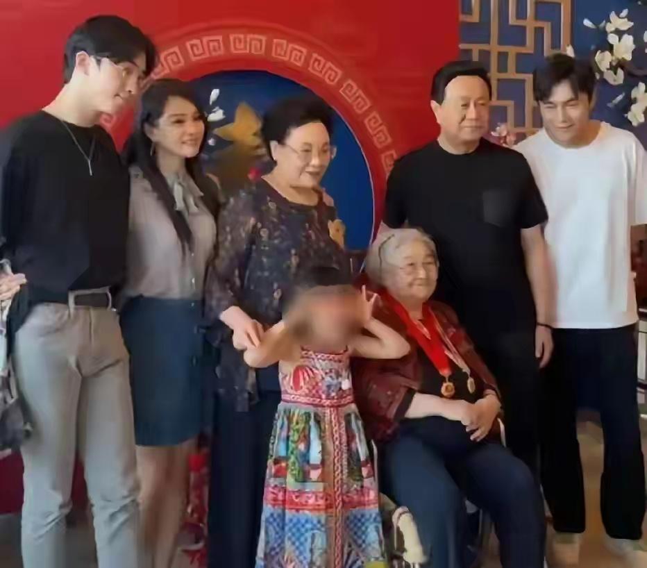 伊能静带大儿子哈利一同参加秦昊外婆94岁寿宴时的留影，毫无违和感一家人在一起很自