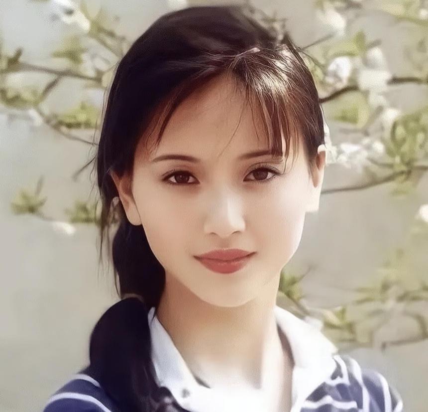 演员侯勇说：“1992年，在央视春晚的后台，我第一次见到陶慧敏，就在心里想，天哪