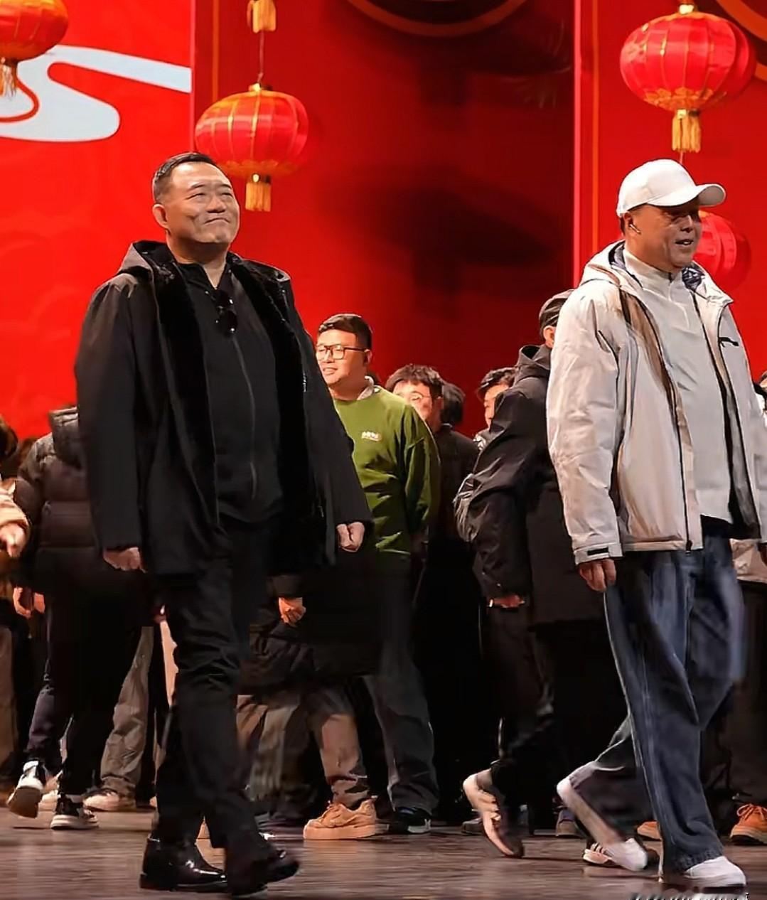 “钢丝节”灯牌还亮着，主持人名单却把你抹了。粉丝问：郑好去哪了？你掏出手机，