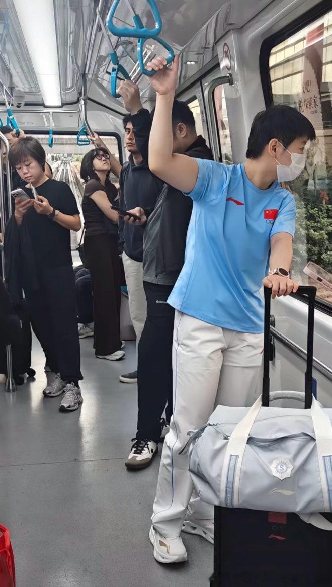 好奇咪比赛加油[抱抱]cr吉一孙颖莎​​​