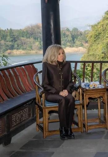 12月5日，布里吉特来到四川都江堰，欣赏这里的水利工程和优美景色，并换了一身造型