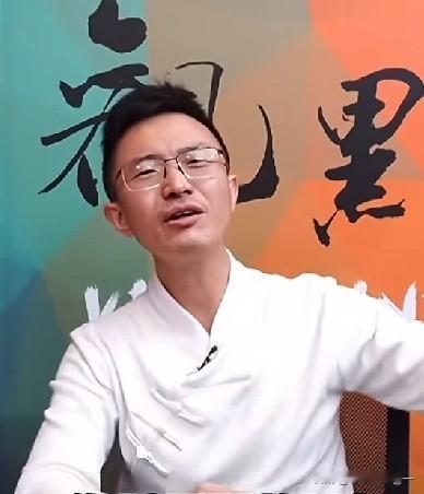 侯汉廷这波操作，真是把“硬骨头”三个字刻进了骨子里！面对民进党撕破脸的“两连