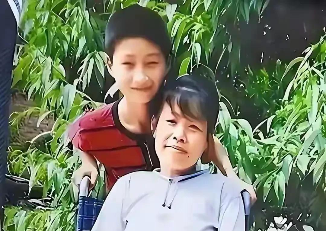 庞众望说妈妈真是一个非常坚强的人，我想如果他能够和我出生在同一个时代，一定不会因