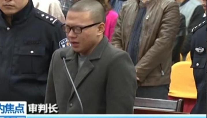2014年，四川18岁小伙网购24支玩具枪被判无期徒刑，他在法庭上撕心