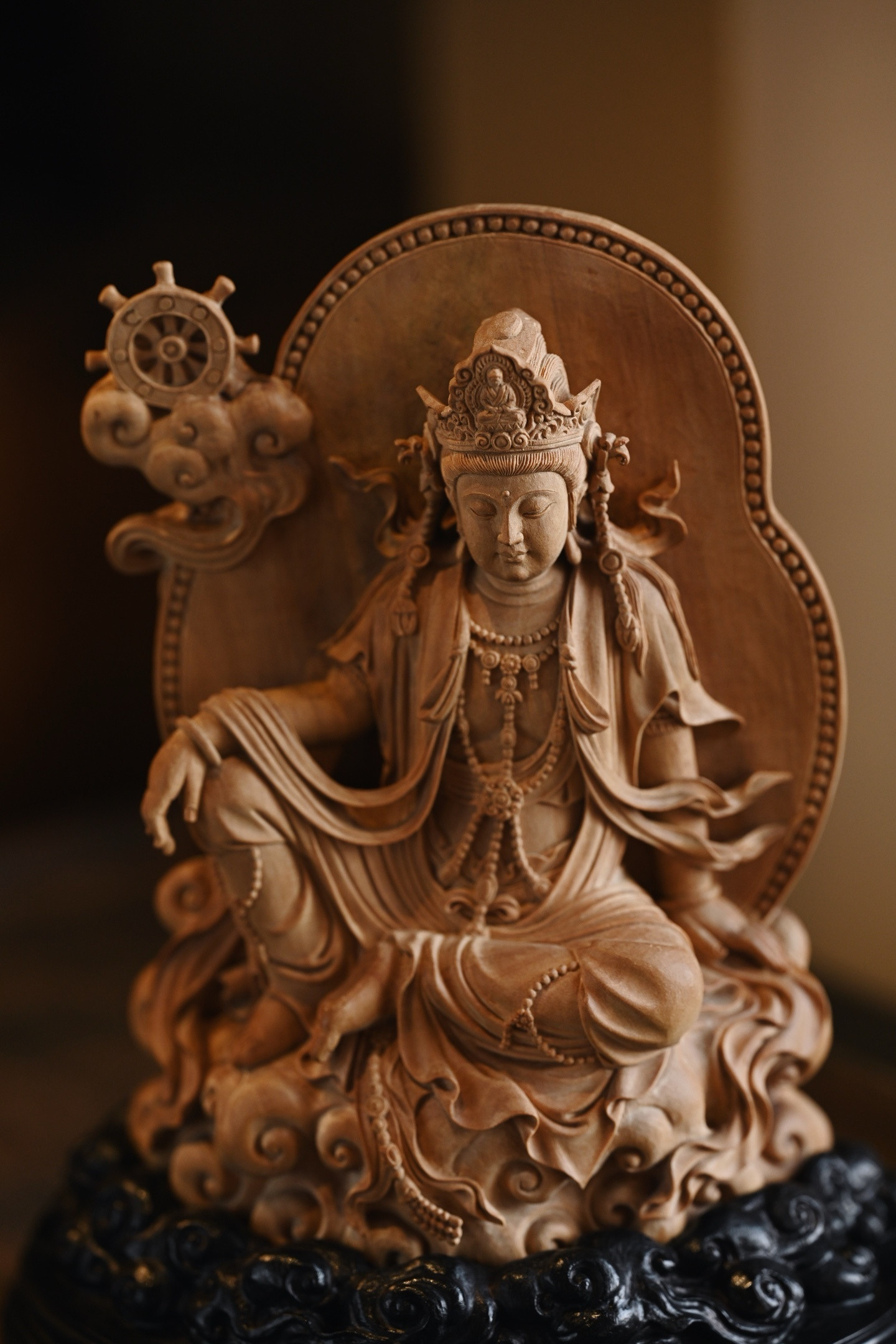 老山檀|自在观音整料雕刻，雕工细腻，观音自在而坐，发髻高耸，脸庞丰润，着天衣