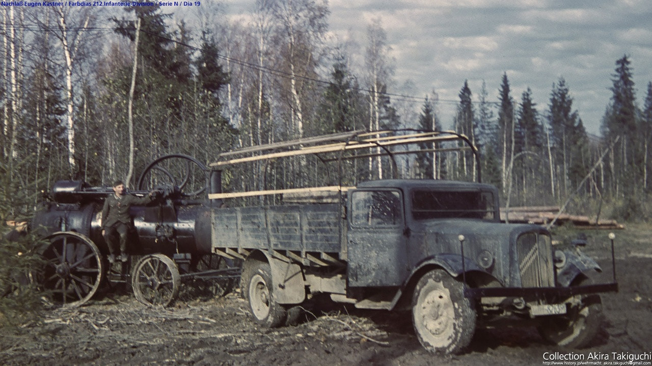 二战中苏联俄罗斯沃尔霍夫前线,一辆德军的雪铁龙T45卡车,后面是一片树林。