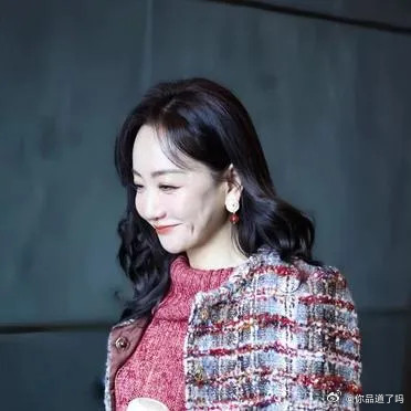 杨蓉气质出众，小香风外套配短裙，精致优雅又带俏皮，勾勒曼妙身姿，尽显迷人魅力。