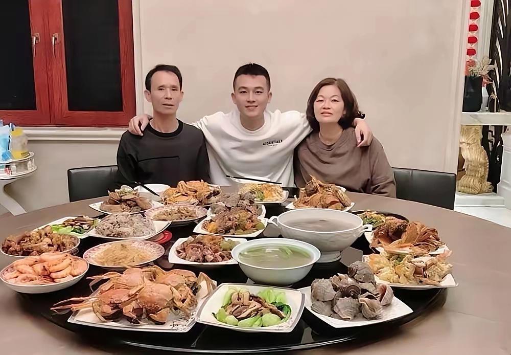 欧豪出生于福建，爸爸是渔民，妈妈是渔村姑娘，他在平潭县一个普通家庭之中长大。