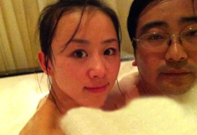 2013年最炸裂实名举报！26岁美女主播自爆被包养4年：每天塞1万现金，一把菜刀