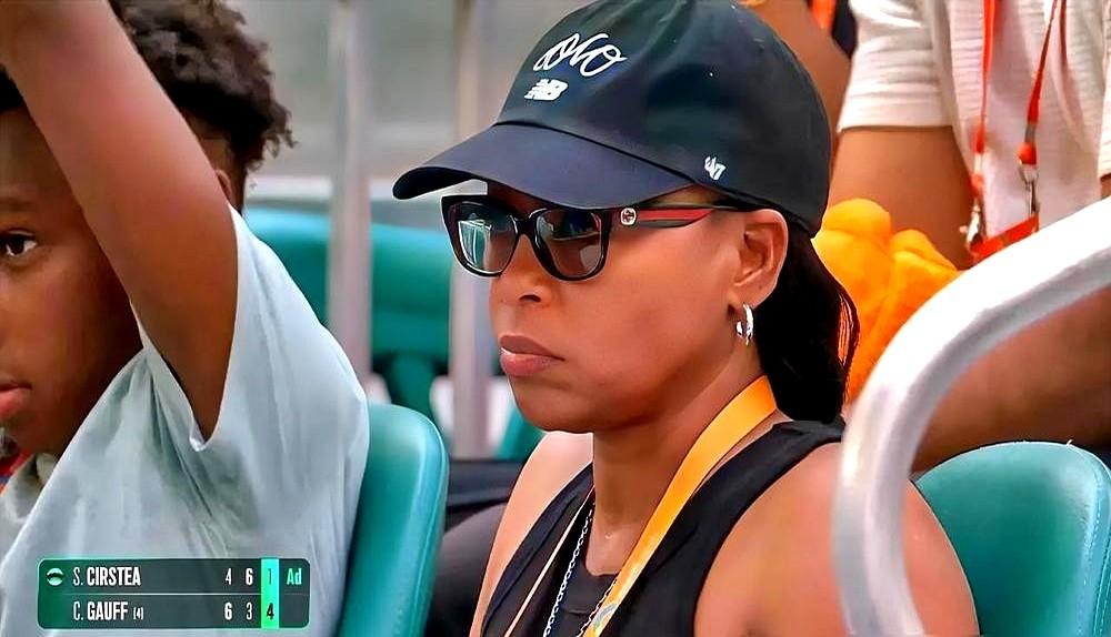 她妈看台上永远一身潮牌，云淡风轻。谁能想到，镜头背后，这个家为女儿的比赛快疯