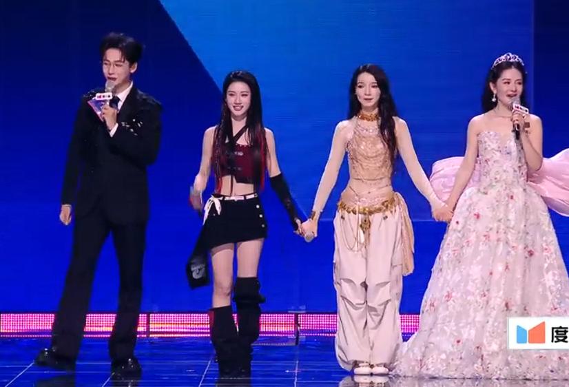 看来浪姐节目组也看到了谢娜主持的姐姐见面会太磨叽，在初舞台直播时就改由齐思钧控场