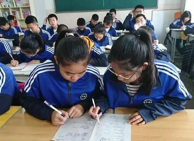 初中各科成绩上不去的原因！1、英语：成绩上不去，多半是小学就出了问题。没有好好