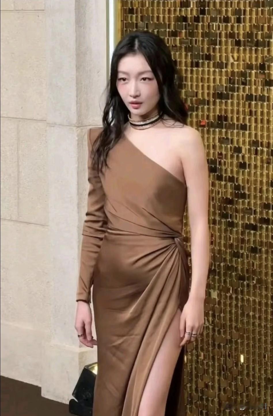 没胸没屁股还有“小肚子”！周冬雨没有丰满的胸部，没有完美的腰臀比，她瘦得像一