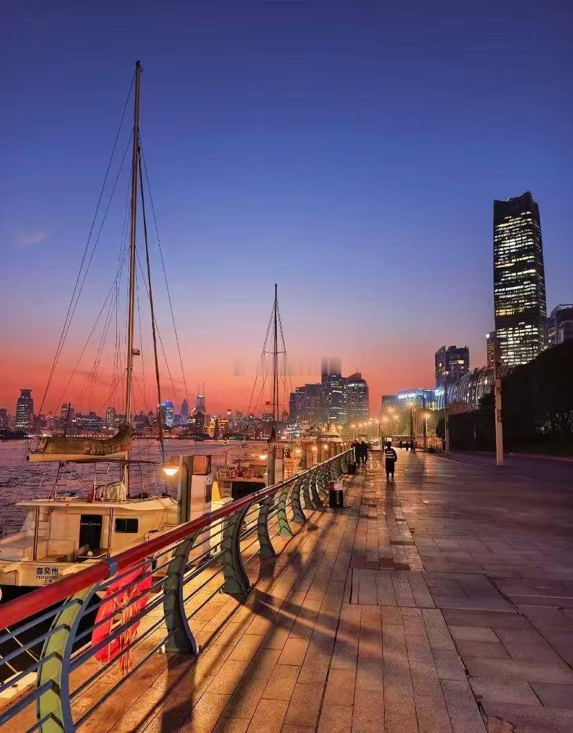 在上海把快乐当个事办管它是工作的忙碌还是生活的小难题，在上海就该把快乐置顶！用