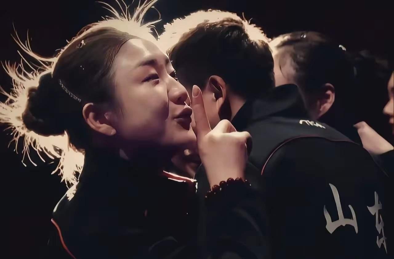 从这个动作可以看出，陈梦是一个集体荣誉感很强的人。如果满场观众不尊重她，她一般不