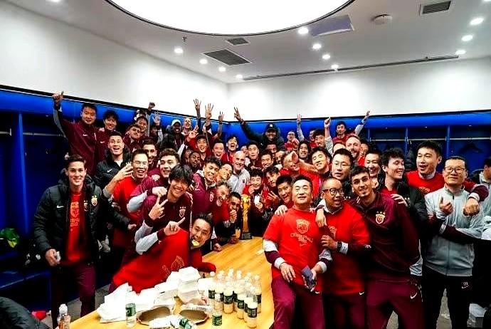 上海球迷最近聊疯了！有人出了个申花夺冠的“骚操作”，海港球迷先别怼啊！核心想