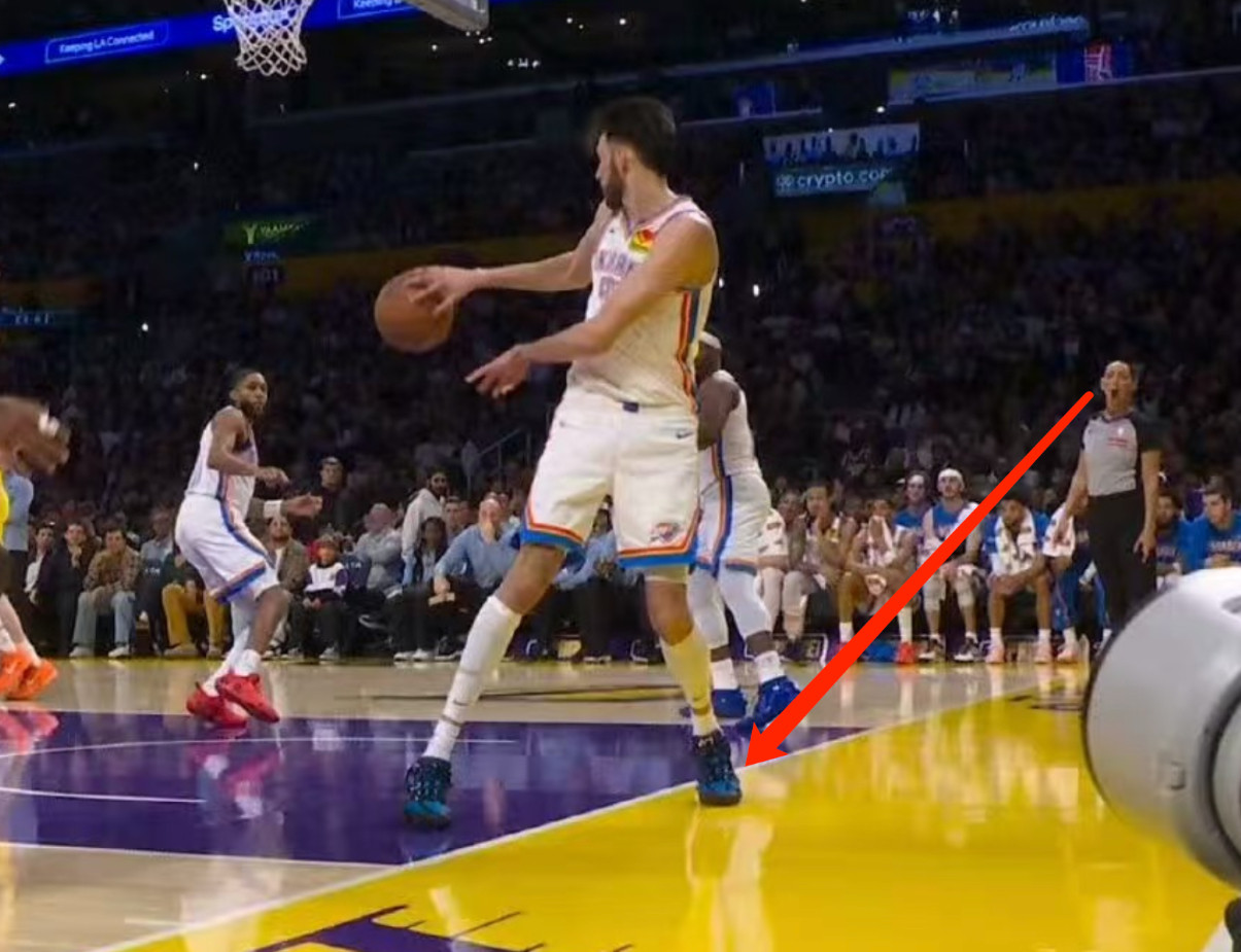 女裁判，眼神不好，咱理解。