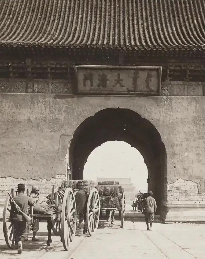 这是只能从老照片里看到的“大清门”了，虽然照片中看着有些破旧，墙面也有不少的脱掉