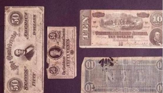 1940年，德国特工拎着一包“假英镑”，来到瑞士银行存钱，并暗示银行人员，这些钱