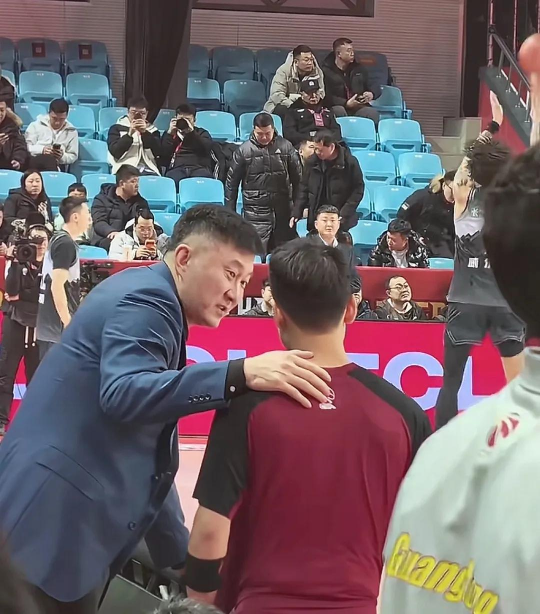 吉林这家俱乐部虽然不大，但对来比赛的客队安排方面是很周到的，特别是广东队，球迷热