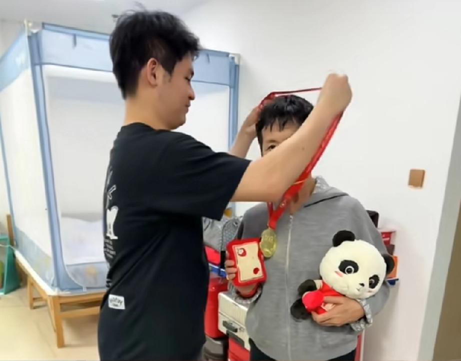 林诗栋是个好孩子！这不小石头回海南了，第一时间去看了启蒙关教练，还把这次在成