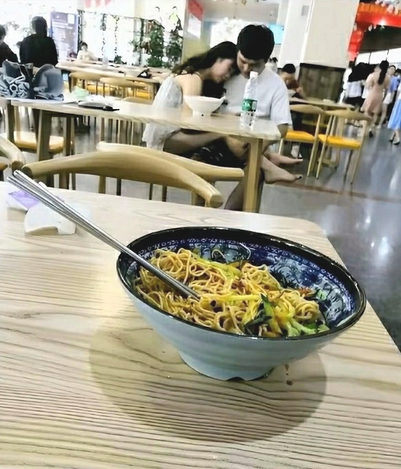 公共场合脱鞋，导致我面都吃不下去了！